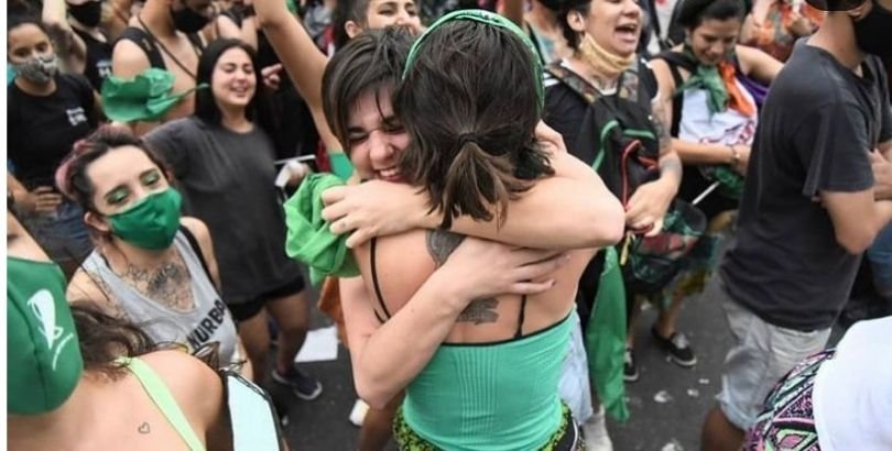 Con gran movilización de movimientos feministas, Argentina apoya la legalización del aborto » Abrasco